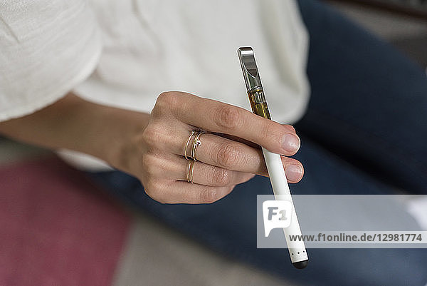 Hand einer Frau  die eine elektronische Zigarette hält