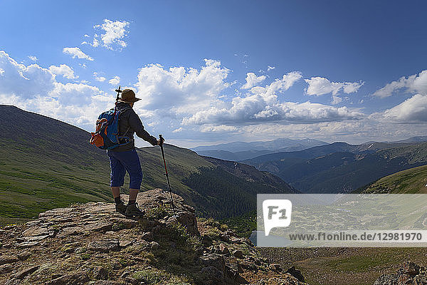 Frau bewundert die Aussicht beim Wandern auf dem Berthoud Pass Trail in Colorado