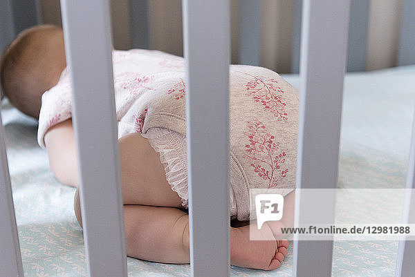 Baby schläft im Kinderbett