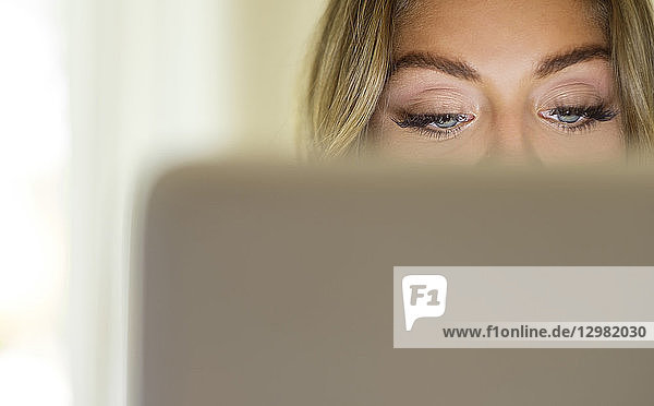 Augen einer jungen Frau  die einen Laptop benutzt