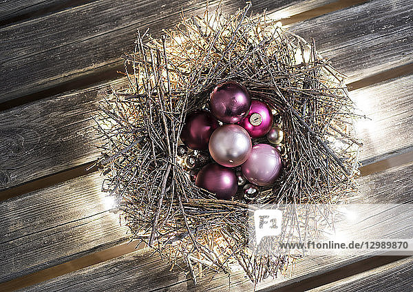 Kranz mit Christbaumkugeln