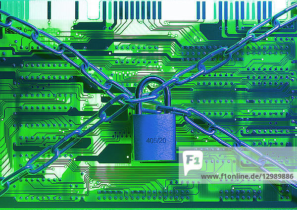 Cyberattacke - Platine mit Vorhängeschloss