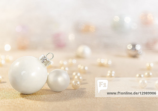 Weihnachtsdekoration mit Kugeln
