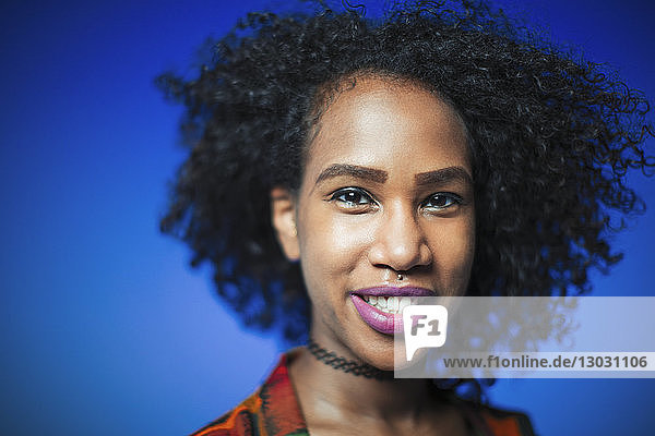 Porträt lächelnde  selbstbewusste junge Frau