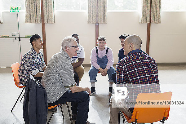 Männer im Gespräch im Gruppentherapiekreis
