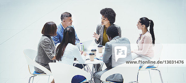 Geschäftsleute im Gespräch am runden Tisch