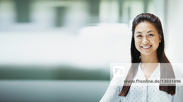 Porträt lächelnde  selbstbewusste Geschäftsfrau