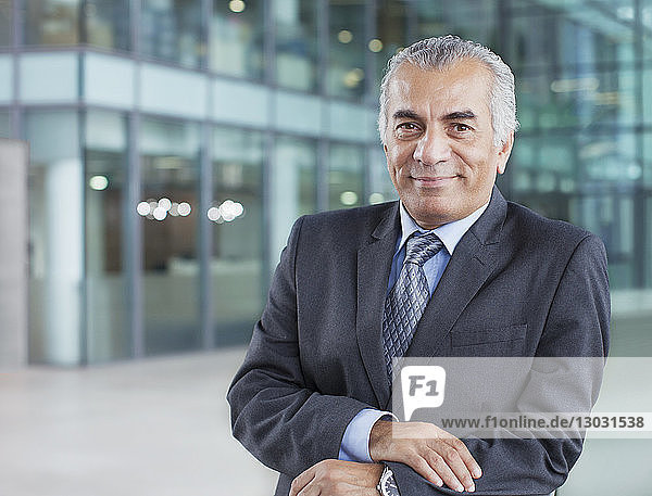 Porträt eines selbstbewussten  lächelnden älteren Geschäftsmannes