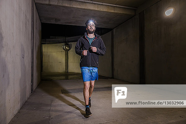 Läufer mit Scheinwerfer im Tunnel