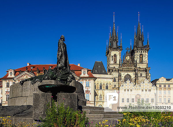 Jan-Hus-Denkmal und Kirche Unserer Lieben Frau vor Tyn  Altstädter Ring  Prag  UNESCO-Weltkulturerbe  Region Böhmen  Tschechische Republik