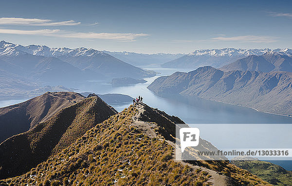 Wanderer genießen die Aussicht vom Roys Peak Wanderweg in der Nähe von Wanaka  Otago  Südinsel  Neuseeland  Pazifik