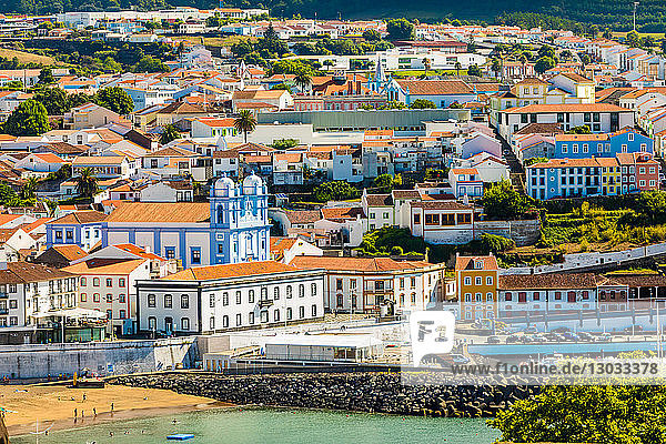 Blick auf Häuser und Gebäude in Angra do Heroismo auf der Insel Terceira  eine der Azoreninseln  Portugal  Atlantik