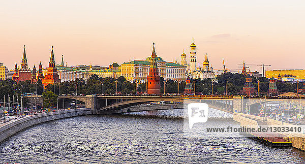 Moskwa und der Kreml im frühen Abendlicht  Moskau  Russland