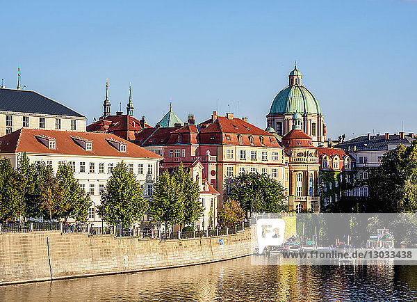 Blick über die Moldau in Richtung Stare Mesto (Altstadt)  Prag  UNESCO-Weltkulturerbe  Region Böhmen  Tschechische Republik