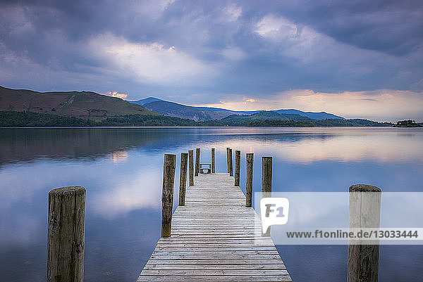 Pier am Derwent Water (Derwentwater) bei Sonnenuntergang  Lake District National Park  UNESCO-Welterbe  Cumbria  England  Vereinigtes Königreich