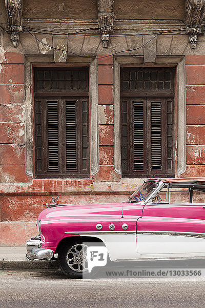 Vordere Hälfte eines weißen und rosa Oldtimers  Havanna  Kuba  Westindien  Karibik