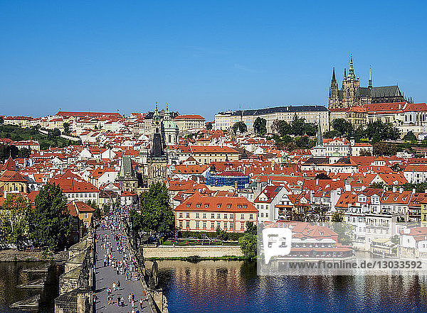 Blick über die Moldau und die Karlsbrücke in Richtung Kleinseite und Burg  Prag  UNESCO-Weltkulturerbe  Region Böhmen  Tschechische Republik