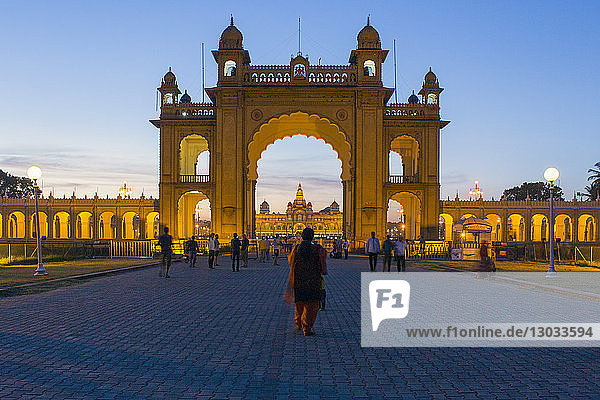 Stadtpalast  Eingangstor zum Palast des Maharadschas  Mysore  Karnataka  Indien
