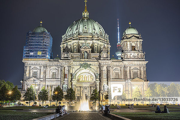 Berliner Dom bei Nacht  Berlin  Deutschland