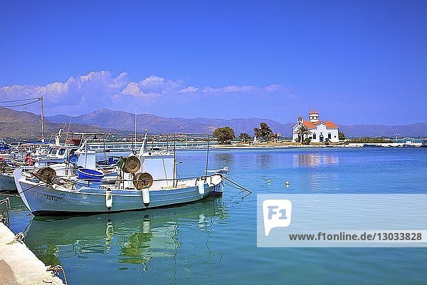 Der Hafen und die Kirche Agios Spyridon  Insel Elafonisos  Lakonien  Peloponnes  Griechenland