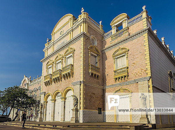 Die Fassade des Teatro Heredia (Teatro Adolfo Mejia) in Cartagena de Indias  Kolumbien