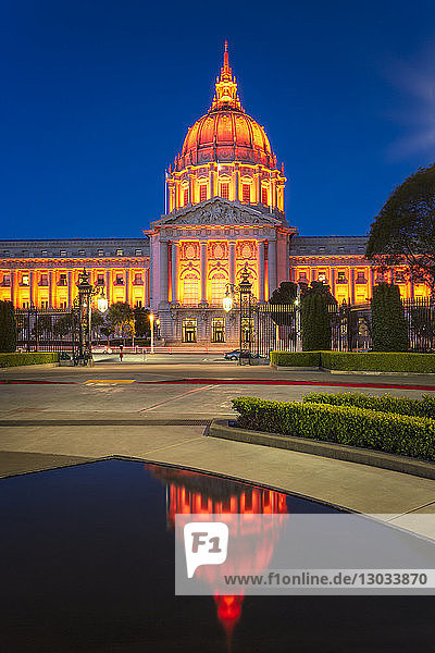 Blick auf das beleuchtete Rathaus von San Francisco bei Nacht  San Francisco  Kalifornien  Vereinigte Staaten von Amerika  Nordamerika