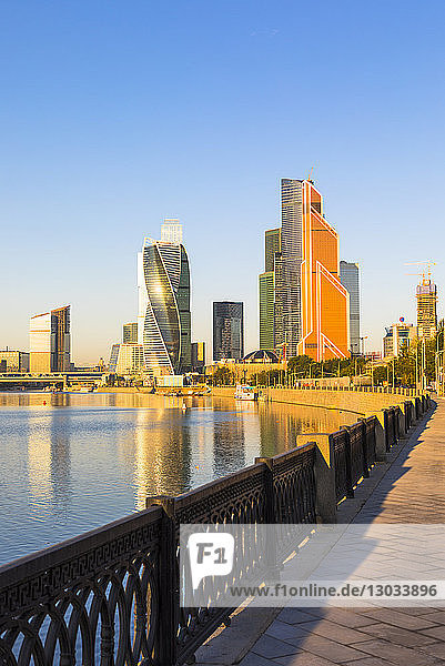 Wolkenkratzer im Geschäftszentrum des Presnensky-Bezirks  neben dem Moskauer Fluss  Moskau  Russland