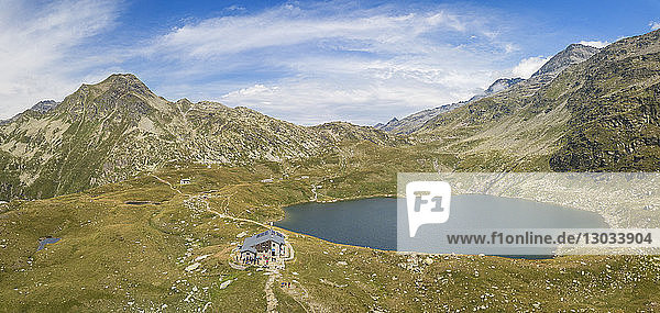 Panoramablick auf den Emet-See  die Bertacchi-Hütte und den Emet-Gipfel  Spluga-Tal  Provinz Sondrio  Valtellina  Lombardei  Italien