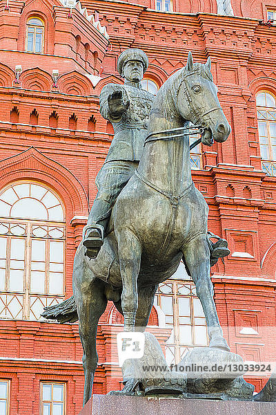Marschall Schukow-Denkmal mit dem Staatlichen Historischen Museum im Hintergrund  Moskau  Russland