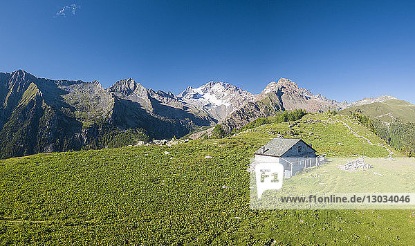Panorama-Luftaufnahme einer Hütte auf grünen Wiesen  Scermendone Alp  Provinz Sondrio  Valtellina  Rätische Alpen  Lombardei  Italien