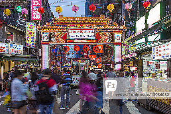 Nachtmarkt in der Raohe-Straße  Bezirk Songshan  Taipeh  Taiwan