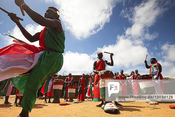 Traditioneller burundischer Tanz mit typischen Trommeln  Burundi