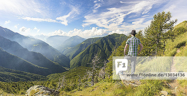 Panorama des Menschen auf dem Monte Legnoncino mit Valvarrone und Valsassina im Hintergrund  Provinz Lecco  Lombardei  Italien