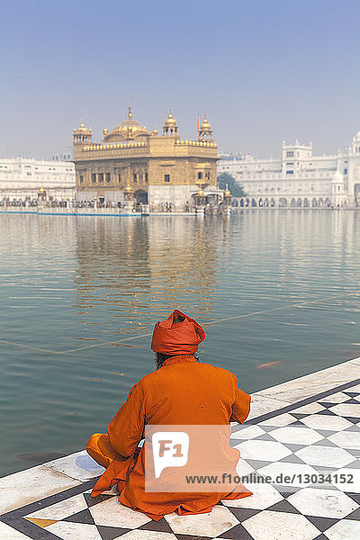 Sikh im Harmandir Sahib (dem Goldenen Tempel)  Amritsar  Punjab  Indien
