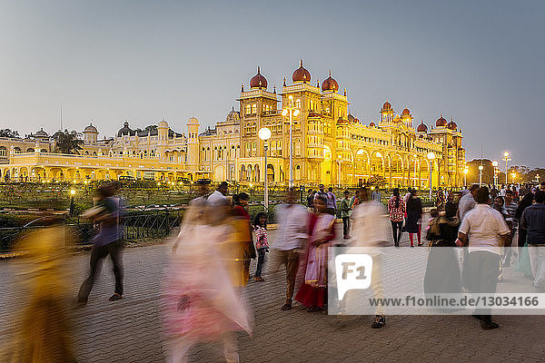 Stadtpalast  Menschen  die vor dem Palast des Maharadschas spazieren gehen  Mysore  Karnataka  Indien
