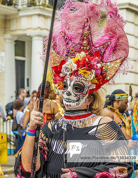 Ein farbenfroh gekleideter Teilnehmer am Notting Hill Carnival  London  England  Vereinigtes Königreich
