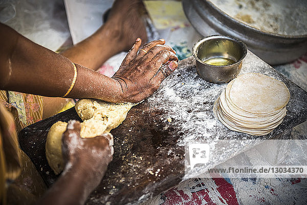 Porträt einer indischen Frau bei der Zubereitung von Chapati in Fort Kochi (Cochin)  Kerala  Indien