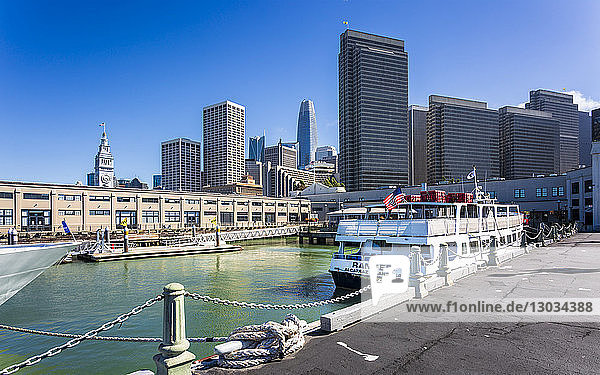 Alcatraz Island Ferry und San Francisco Skyline  San Francisco  Kalifornien  Vereinigte Staaten von Amerika  Nordamerika
