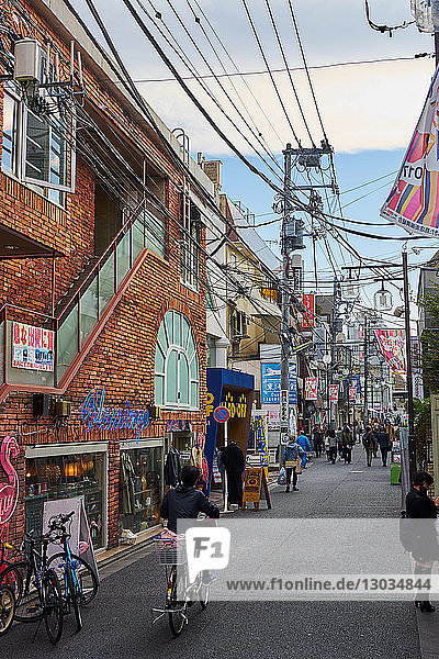 Straßenszene in Shimokitazawa  Tokios trendigem Viertel  Tokio  Japan