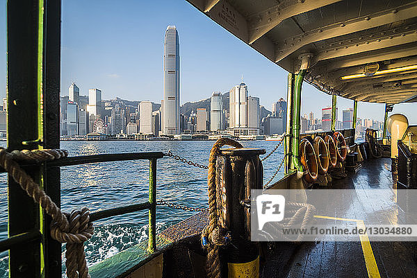 Star Ferry bei Sonnenaufgang mit Hongkong Island im Hintergrund  Hongkong  China