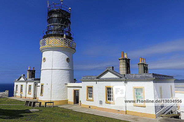 Sumburgh Head Stevenson Leuchtturm  aus dem Jahr 1821  im Sommer  South Mainland  Shetlandinseln  Schottland  Vereinigtes Königreich
