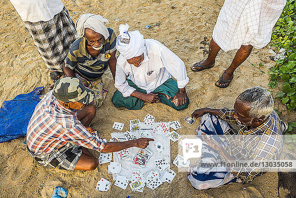 Fischer spielen Karten am Kappil Beach  Varkala  Kerala  Indien