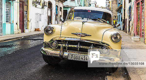 Ein amerikanischer Oldtimer in einer typischen Straße in Havanna  Kuba  Westindien  Karibik  Mittelamerika
