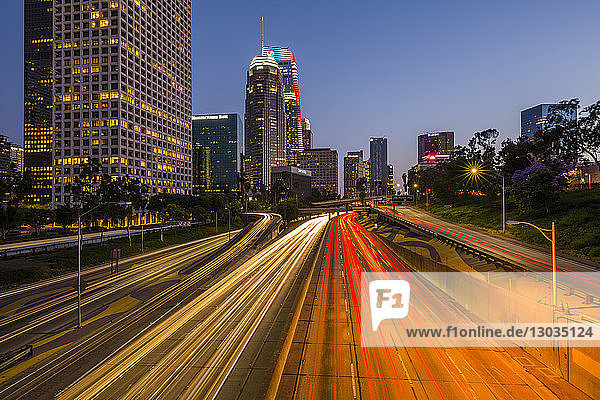 Blick auf die Skyline von Downtown und den Harbour Freeway in der Abenddämmerung  Los Angeles  Kalifornien  Vereinigte Staaten von Amerika