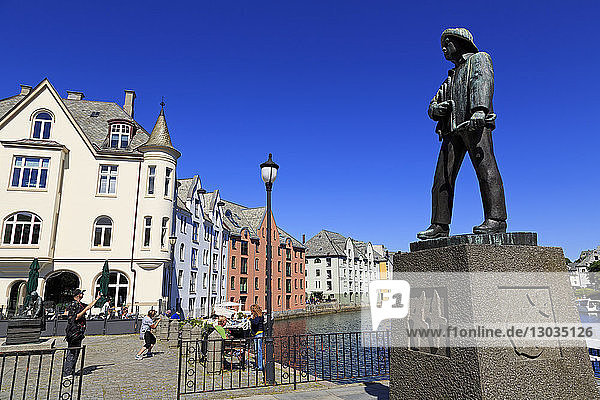 Fisherman sculpture in Apoteker Square  Alesund City  More og Romsdal County  Norway  Scandinavia