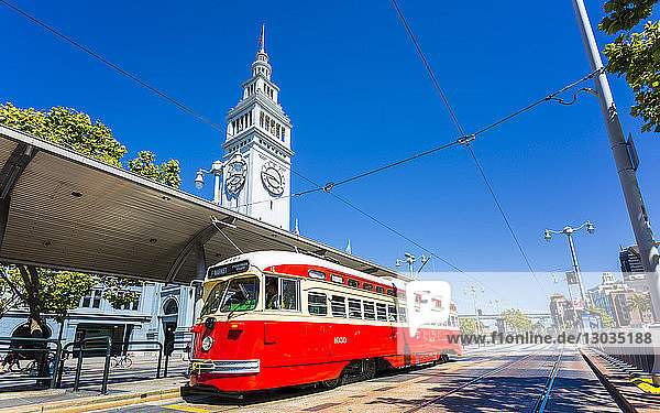 Ferry Building und Red Tram  San Francisco  Kalifornien  Vereinigte Staaten von Amerika  Nordamerika