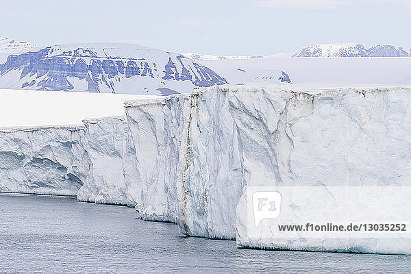 Gletscherwand am Negribreen  Ostküste von Spitzbergen  einer Insel des Svalbard-Archipels  Arktis  Norwegen