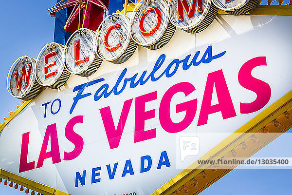 Ansicht des Schildes Welcome to Fabulous Las Vegas auf dem Strip  Las Vegas Boulevard  Las Vegas  Nevada  Vereinigte Staaten von Amerika  Nordamerika