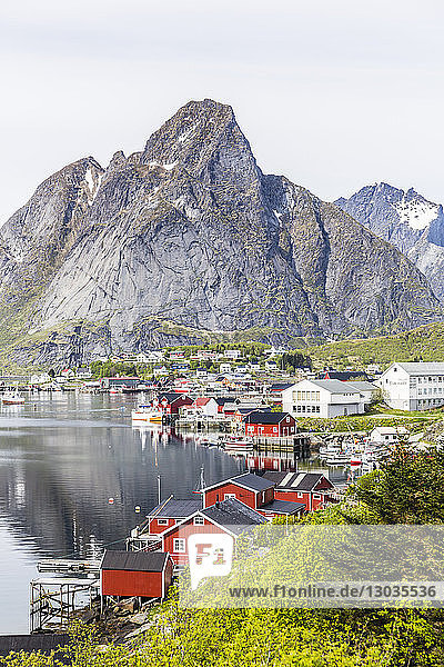 Malerische Ansicht der Stadt Reine  auf den Lofoten  Arktis  Norwegen  Skandinavien