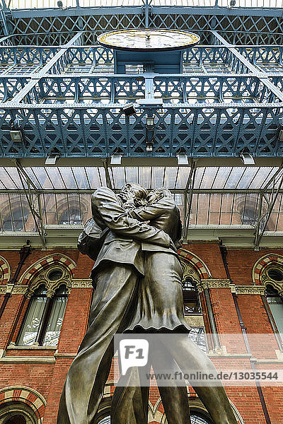 Paul Day's Meeting Place Statue  bekannt als die Liebenden  St. Pancras  historischer Bahnhof im viktorianischen Gotikstil  London  England  Vereinigtes Königreich